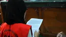 Assyifah Ramadani membacakan pembelaannya dalam sidang Pengadilan Negeri Jakarta Pusat, Selasa (18/11/2014). (Liputan6.com/Faisal R Syam)