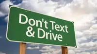 berkirim pesan singkat saat mengemudi dapat meningkatkan risiko kecelakaan hingga 23 kali lipat
