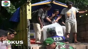 Logistik pemilu berupa kotak suara, surat suara dan berbagai perlengkapan TPS diangkut dengan truk menyusuri jalanan terjal berbatu selama sekitar 3 jam hingga tiba di Pos Tumpak Gesing.