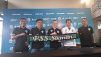 Foto manajemen PSS Sleman memperkenalkan Seto Nurdiyantoro sebagai pelatih baru. (Bola.com/Hery Kurniawan)
