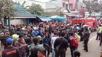 Suasana rumah warga rusak tertimpa pesawat tempur TNI AU di Malang. (Zainul Arifin/Liputan6.com)