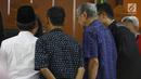 Pengusaha Muljono Tedjokusumo (kedua kanan) menjalani sidang lanjutan kasus dugaan tindak pidana pemalsuan surat dan menempatkan keterangan palsu pada akta autentik di Pengadilan Negeri Jakarta Barat, Jakarta, Rabu (21/11). (Merdeka.com/Arie Basuki)