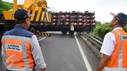 Kronologis kecelakaan tersebut belum diketahui, namun seluruh badan truk melintang menutup jalur tol ke arah selatan (Banyumanik-Bawen), Jawa Tengah, Senin (6/3). (Liputan6.com/Gholib)