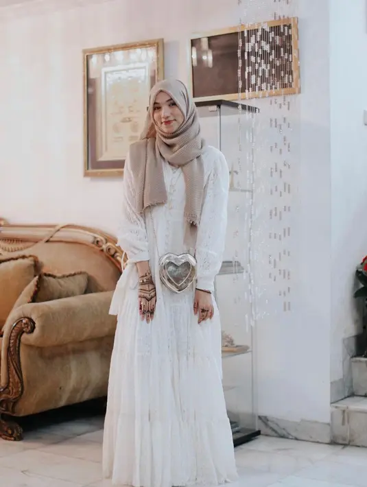baju dress brukat putih sangat cocok dipadu padankan dengan jilbab nude, lho. (instagram/darieenz)