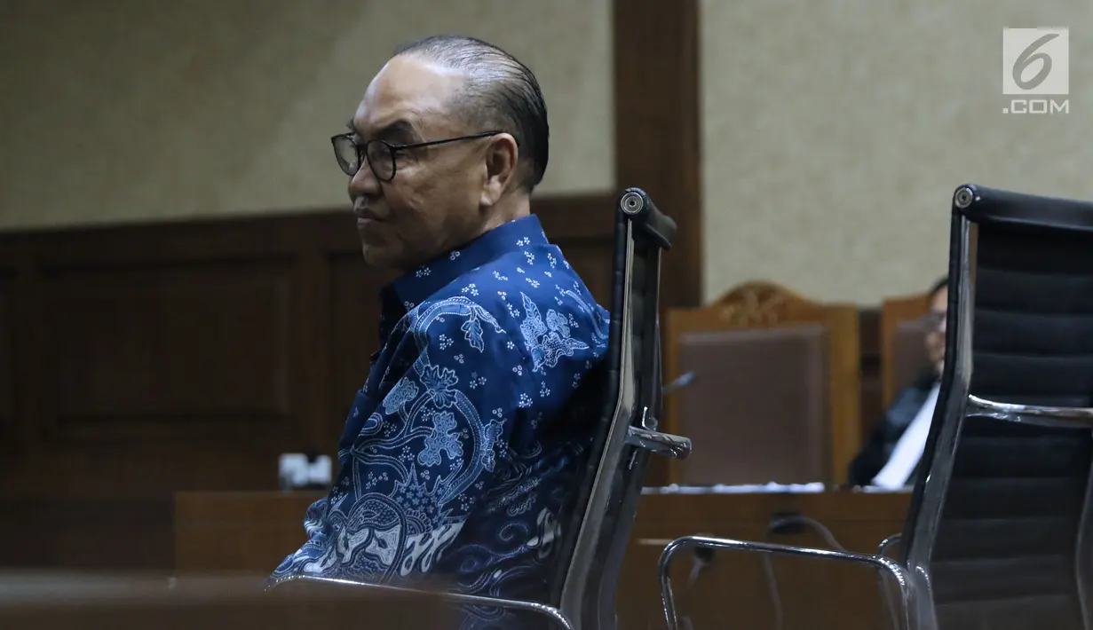 Terdakwa suap pembangunan PLTU Riau-1, Johannes Budisutrisno Kotjo saat menjalani sidang tuntutan di Pengadilan Tipikor, Jakarta, Senin (26/11). Terdakwa dituntut empat tahun penjara dan denda Rp 250 juta. (Liputan6.com/Helmi Fithriansyah)