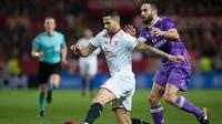 Bek Real Madrid Dani Carvajal (kanan) mengawal gelandang Sevilla Vitolo (kiri) pada laga La Liga di Ramon Sanchez Pizjuan, Sevilla, Minggu (15/1/2017). (AFP/Jorge Guerrero)