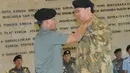 Panglima TNI Jenderal TNI Moeldoko saat memakaikan brevet pada Gubernur DKI Jakarta Basuki Tjahaja Purnama atau Ahok, Jakarta, Jumat (12/12/2014). (Liputan6.com/Herman Zakharia)