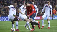 Striker Spanyol, Alvaro Morata, berusaha melewati striker Norwegia, Ola Kamara, pada laga Kualifikasi Piala Eropa 2020 di Stadion Mestalla, Valencia, Sabtu (23/3). Spanyol menang 2-1 atas Norwegia. (AFP/Jose Jordan)