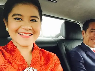 Saat sama-sama pamer senyum, Pak Jokowi dan Kahiyang Ayu sangat mirip. Diantara kakak dan adiknya, istri Bobby Nasution ini yang paling aktif unggah foto kebersamaan di Instagram. Diketahui ini adalah postingan Kahiyang Ayu tahun 2015 saat Presiden Jokowi baru satu tahun menjabat sebagai presiden periode 2014-2019. (Liputan6.com/IG/@ayanggkahiyang)