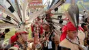Puluhan warga suku Dayak Landak bersiap ikuti Karnaval Katulistiwa di Pontianak, Kalimantan Barat, Sabtu (22/8/2015). Kegiatan ini dalam rangka memperingati Hari Ulang Tahun (HUT) ke-70 Kemerdekaan Republik Indonesia. (Liputan6.com/Faizal Fanani)