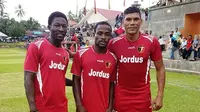 Antonio Claudio (kanan), Mamadou Traore, dan Benyamin jadi bintang pada tarkam Jordus Cup 2017. (Bola.com/Arya Sikumbang)