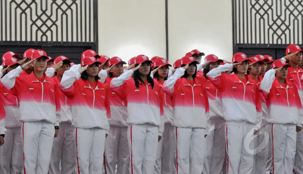 Kontingen Indonesia saat memberikan hormat kepada bendera merah putih saat acara Pengukuhan dan Pelepasan Kontingen untuk SEA Games 2015 Singapura di Senayan, Jakarta, (25/5/2015). (Liputan6.com/Andrian M Tunay)