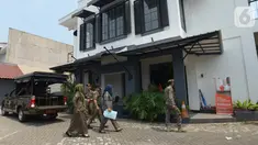 Aparat gabungan TNI, Polisi dan Satpol PP melakukan pendataan izin penginapan berbasis aplikasi dan rumah kos di Kelurahan Palmerah, Jakarta, Jumat (25/10/2019). Kegiatan ini untuk mendata usaha rumah yang  dijadikan kos-kosan beraplikasi online serta izin rumah untuk usaha (merdeka.com/Imam Buhori)