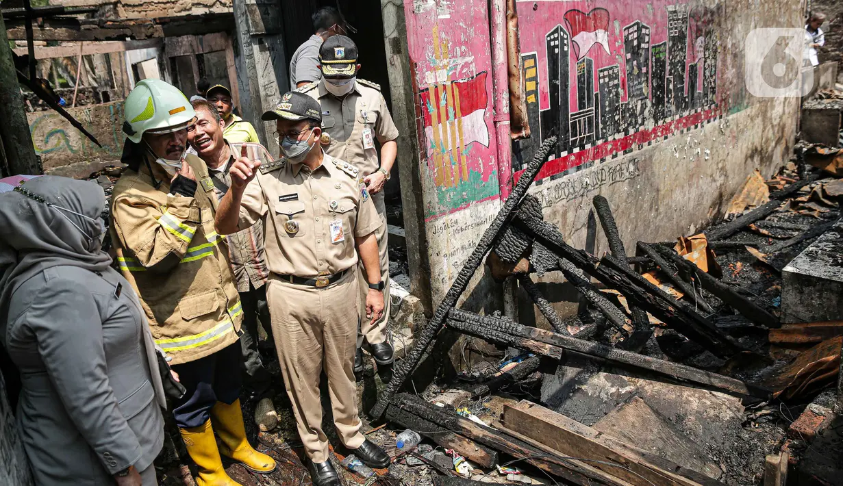 <p>Gubernur DKI Jakarta Anies Baswedan meninjau lokasi kebakaran di Pasar Gembrong, Jakarta, Senin (25/4/2022). Anies datang didampingi sejumlah pejabat kemudian langsung berkeliling lokasi kebakaran dan berbincang dengan warga. Beberapa warga menceritakan kejadian tersebut kepada Anies. (Liputan6.com/Faizal Fanani)</p>