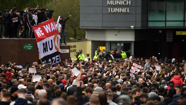 FOTO: Suporter Masuk ke Dalam Stadion Old Trafford, Laga Big Match Manchester United Melwan Liverpool Ditunda