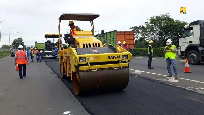 Kementerian PUPR membeli karet langsung dari petani di sejumlah wilayah produsen karet sebagai bahan campuran aspal karet. (Dok Kementerian PUPR)