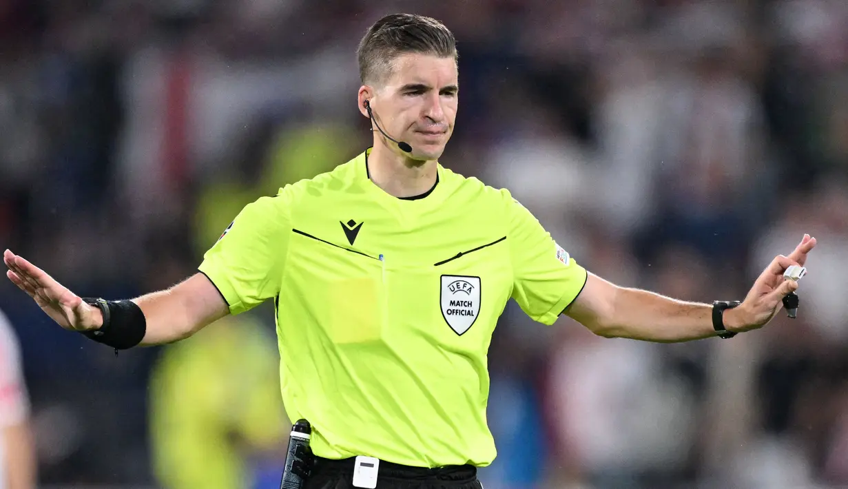 UEFA akhirnya resmi menentukan wasit yang akan memimpin jalannya laga final Euro 2024. Wasit asal Prancis, Francois Letexier dipilih untuk mengadili duel Spanyol vs Inggris. (AFP/Kirill Kudryavtsev)