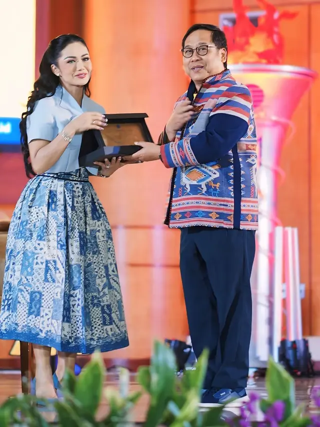 Model Batik Ala Kris Dayanti yang Simpel