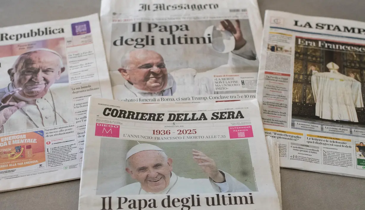 Kabar duka wafatnya Paus Fransiskus diumumkan Kardinal Kevin Ferrell, camerlengo Vatikan. Tampak foto yang memperlihatkan surat kabar Italia yang dimuat di halaman depan meliput kematian Paus Fransiskus di pusat kota Roma pada tanggal 21 April 2025. (Martin LELIEVRE/AFP)