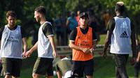 Pelatih AC Milan, Vincenzo Montella (tengah) memimpin latihan anak asuhnya di pusat latihan Milanello, di Carnago (7/7/2016). Montella semakin depat mendapatkan Rodrigo Bentancur.  (EPA/Daniel Dal Zennaro)