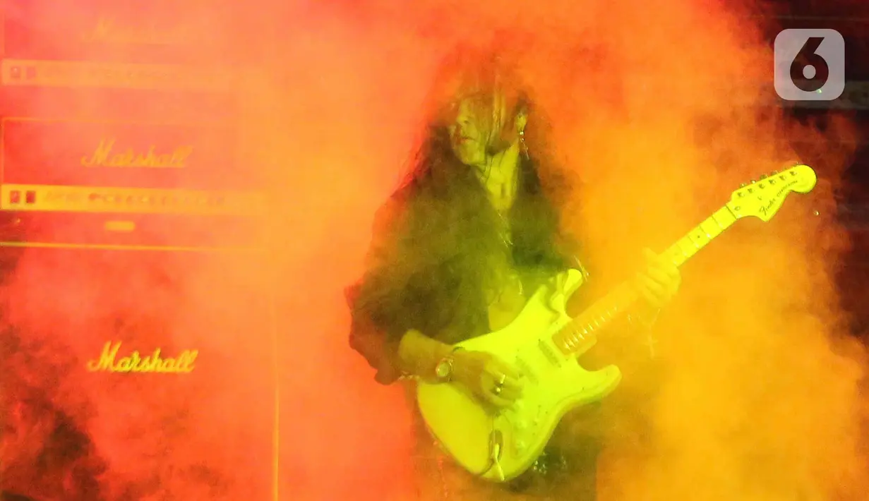 Dan pada 2017 lalu, Yngwie Malmsteen tampil dalam gelaran bertajuk Generation Axe: A Night Of Guitars Asia Tour. (Liputan6.com/Herman Zakharia)