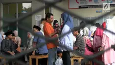 Momen hari Raya Idul Fitri dimanfaatkan sejumlah keluarga untuk membesuk anggota keluarga mereka yang sedang ditahan Komisi Pemberantasan Korupsi. Para keluarga juga membawa makanan kesukaan anggota keluarga mereka yang sedang terjerat kasus dugaan k...