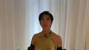 Sang ibunda Kris Jenner, tampak glamor seperti biasa dalam gaun halter dengan korset berpayet emas. [@kyliejenner]
