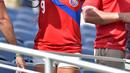 Suporter cantik Kosta Rika menunggu dimulainya pertandingan antara Kosta Rika melawan Paraguay pada Copa America Centenario 2016 di Stadion Camping World di Orlando, Florida, AS (4/6). (AFP PHOTO/Hector Retamal)