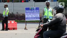 Polisi memberhentikan kendaraan saat pengendalian mobilitas ganjil genap untuk pengunjung TMII di Jalan Pintu 1 TMII, Jakarta, Sabtu (18/9/2021). Polda Metro Jaya memberlakukan pembatasan mobilitas warga dengan sistem ganjil genap pada TMII dan Taman Impian Jaya Ancol. (Liputan6.com/Herman Zakharia)