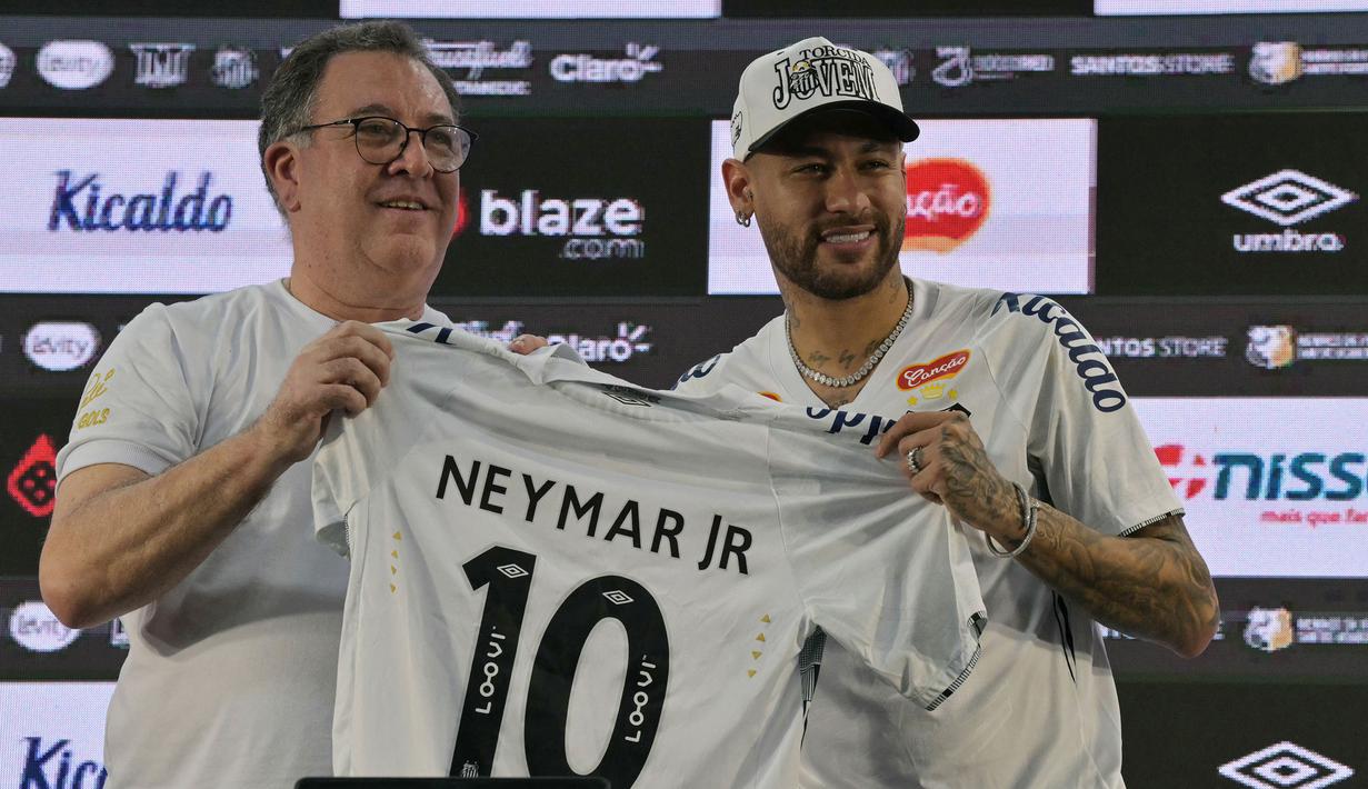Neymar memegang jersey bernomor punggung 10 saat konferensi pers pengenalan pemain baru Santos di Vila Belmiro, Sao Paulo, Brasil, Sabtu (01/02/2025) WIB. (AFP/Nelson Almeida)