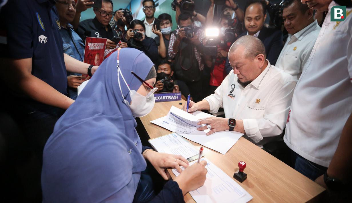<p>Bakal Calon Ketua Umum PSSI, AA La Nyalla Mahmud Mattalitti menyerahkan berkas pendaftaran Bakal Calon Ketua Umum PSSI kepada Staff PSSI yang berlangsung di GBK Arena, Jakarta, Jumat (13/01/2023). (Bola.com/Bagaskara Lazuardi)</p>