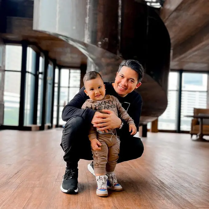 Irwansyah bersama putranya. (Foto: Instagram/irwansyah_15)