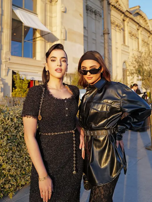 Sementara Krystle Dsouza tampil edgy dengan balutan jaket kulit oversized berwarna hitam, lengkap dengan ikat pinggang studded dan kacamata hitam tebal yang membuatnya tampak seperti bintang runway. Headband lebar yang ia kenakan juga memberi sentuhan vintage-chic yang sangat on point. [@tasyafarasya].