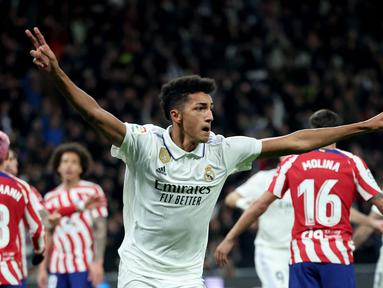 Pemain Real Madrid, Alvaro Rodriguez berselebrasi setelah mencetak gol penyeimbang 1-1 ke gawang Atletico Madrid pada laga lanjutan Liga Spanyol 2022/2023 yang berlangsung di Santiago Bernabeu, Spanyol, Minggu (26/02/2023) dini hari WIB. (AFP/Pierre-Philippe Marcou)
