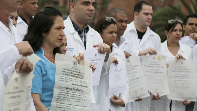 Sekumpulan dokter dari Kuba menunjukkan sumpah profesi sebelum ditugaskan di luar negeri (AP)