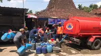 BPBD Kabupaten Pati salurkan bantuan air bersih ke empat desa yang mengalami kekeringan (Liputan6.com/Ahmad Adirin)