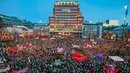 Ribuan orang berkumpul saat memperingati Hari Perempuan Internasional di Oslo, Norwegia, Jumat (8/3). Hari Perempuan Internasional diperingati oleh jutaan orang di seluruh dunia. (Hakon Mosvold Larsen/NTB Scanpix via AP)