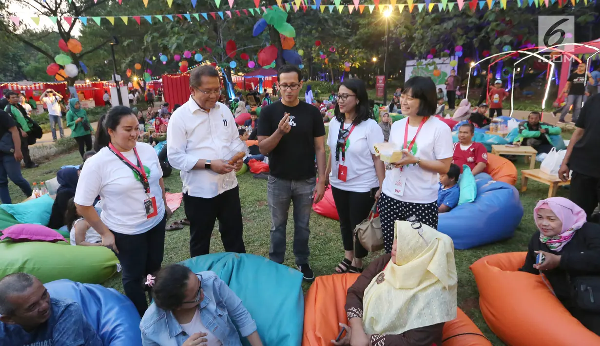 Menkominfo Rudiantara (kedua kiri) bersama CEO GO-JEK Nadiem Makarim (tengah) mencicipi makanan saat meninjau Pasar Malam di GO- FOOD Festival di GBK, Jakarta (11/5). (Liputan6.com/Fery Pradolo)