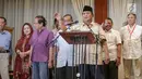 Capres Prabowo Subianto didampingi sejumlah pengurus BPN memberikan keterangan terhadap wartawan di Rumah Kertanegara, Jakarta Selatan, Rabu (8/5). Prabowo mengkritik pernyataan Hendropriyono yang mengingatkan sejumlah WNI keturunan arab untuk tidak menjadi provokator. (Liputan6.com/Faizal Fanani)