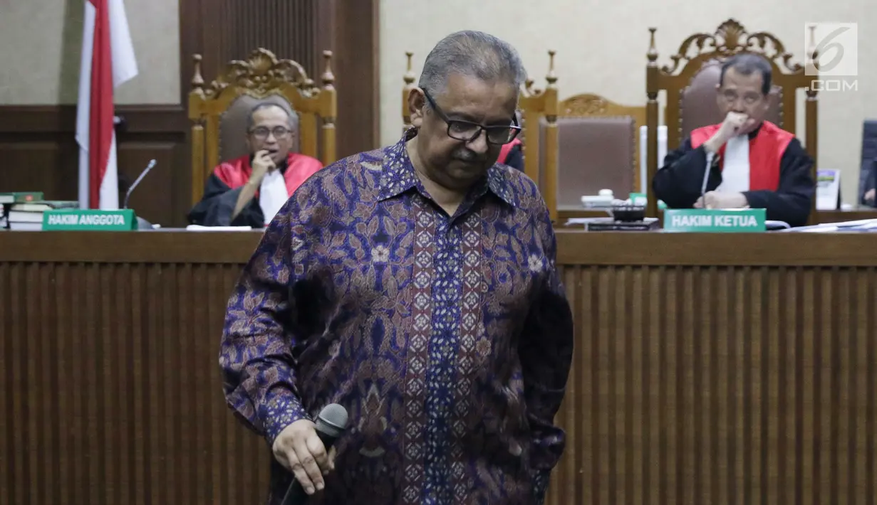 Terdakwa dugaan suap proyek PLTU Riau-1 yang juga mantan Dirut PLN, Sofyan Basir saat menjalani sidang lanjutan di Pengadilan Tipikor, Jakarta, Senin (23/9/2019). Sidang mendengar keterangan terdakwa. (Liputan6.com/Helmi Fithriansyah)