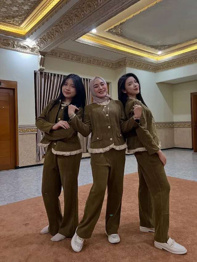 6 Potret Tiara Andini Bareng Ibu dan Adik di Momen Lebaran, Gaya Selalu Kocak