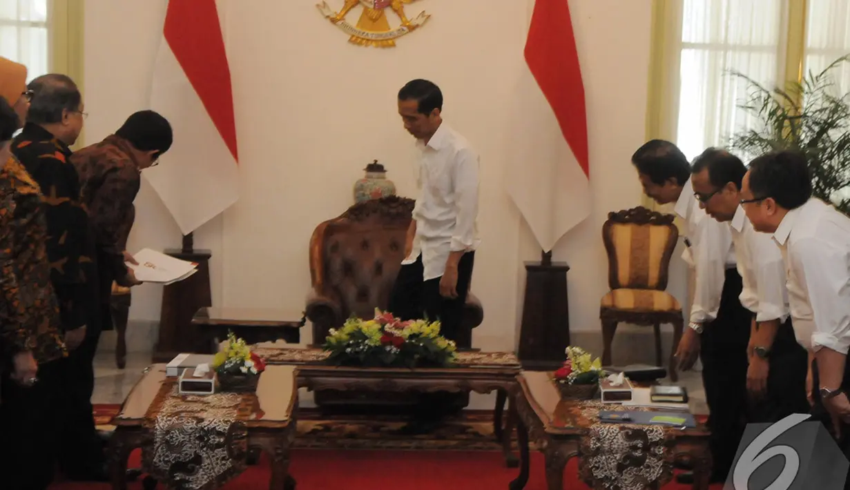 Presiden Jokowi ingin bantuan sosial ke masyarakat dicairkan lewat sistem perbankan. Jokowi membutuhkan peran Otoritas Jasa Keuangan (OJK) sebagai pengawas, Jakarta, Jumat (31/10/2014). (Liputan6.com/Herman Zakharia)