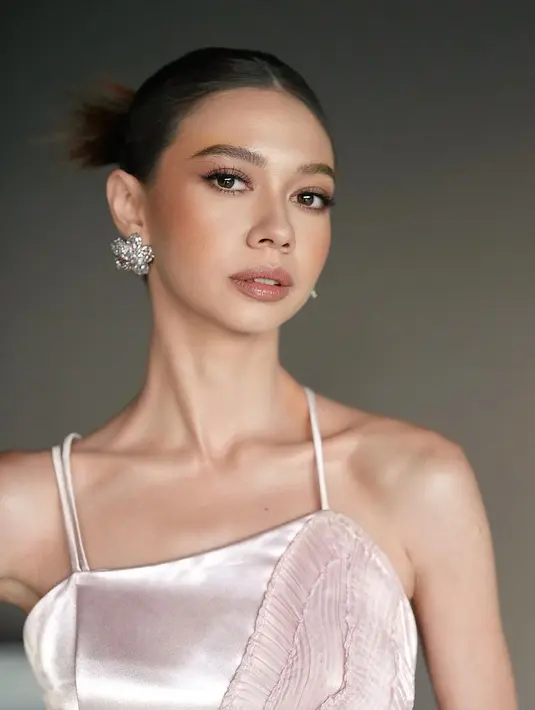 Tampil chic dan stylish dengan gaya rambut spiky bun seperti Yuki Kato berikut ini. [@yukikt]