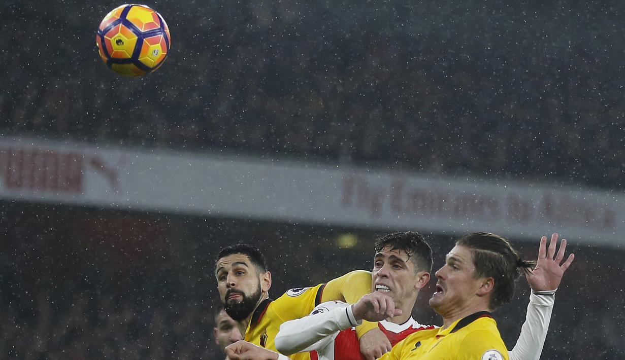 Pemain Arsenal, Gabriel (tengah) berebut bola dengan para pemain Watford pada pekan ke-23 Premier League di Emirates stadium, London, Selasa (31/1/2017). Arsenal kalah 1-2. (AP/Frank Augstein)
