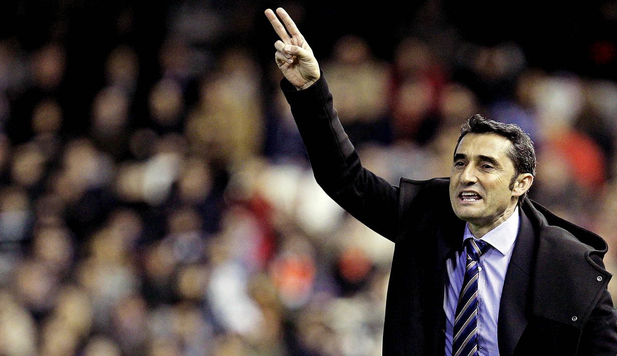 Pelatih Valencia, Ernesto Valverde, memberikan instruksi saat menghadapi Barcelona di Stadion Mestalla, Valencia, Minggu (3/2/2013). Valverde ditunjuk sebagai pelatih Barcelona menggantikan Luis Enrique. (EPA/Manuel Bruque). 