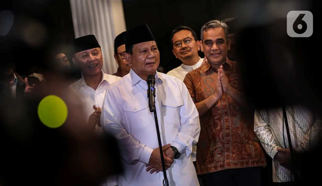 Prabowo dengan kemeja putih, sementara Cak Imin berbatik krem. (Liputan6.com/Johan Tallo)