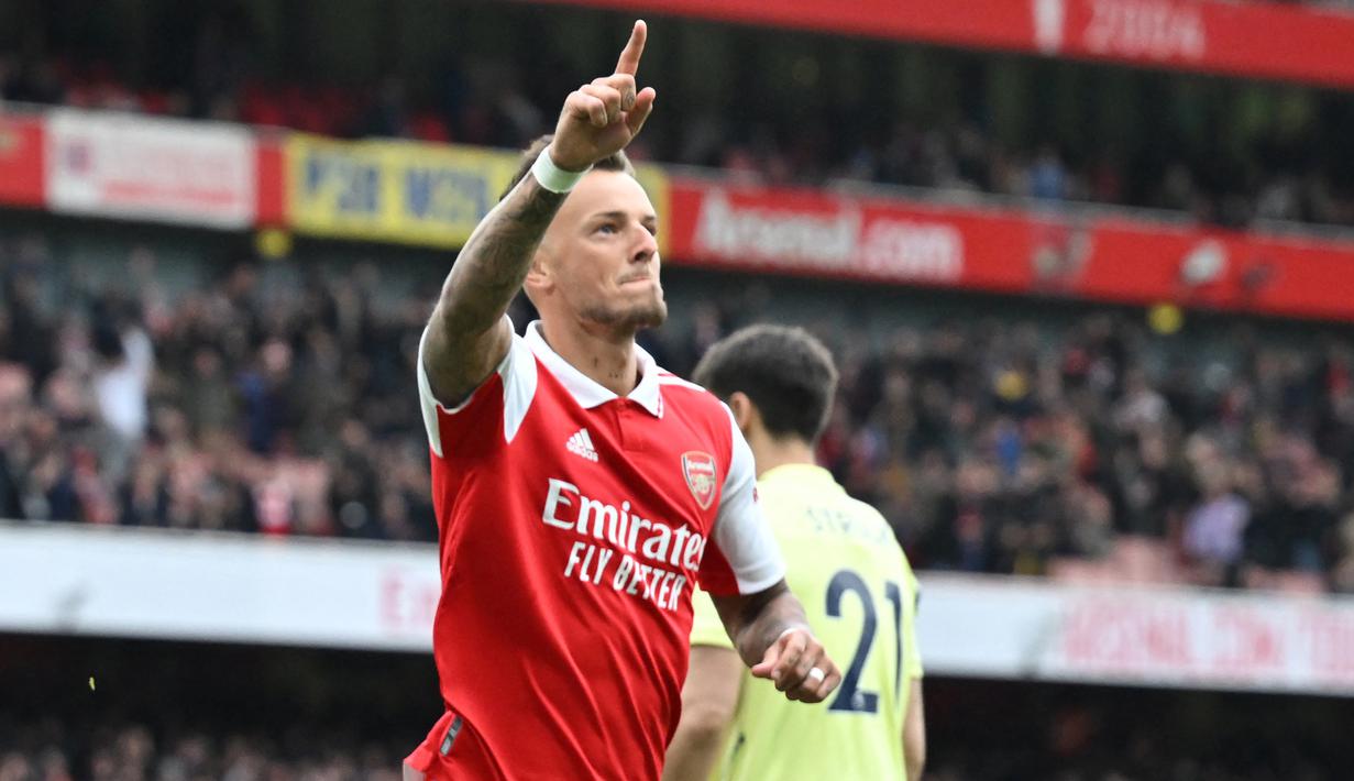 Selebrasi bek Arsenal, Ben White setelah menjebol gawang Leeds United pada laga Liga Inggris 2022/2023 di Emirates Stadium, London (1/4/2023). Ben White didatangkan Arsenal dari Brighton and Hove Albion pada awal musim 2021/2022 dengan nilai transfer 58,5 juta euro atau kini setara Rp959 miliar. Jadi andalan The Gunners, hingga kini ia telah tampil dalam 83 laga di semua ajang dengan torehan 2 gol dan 5 assist. (AFP/Glyn Kirk)