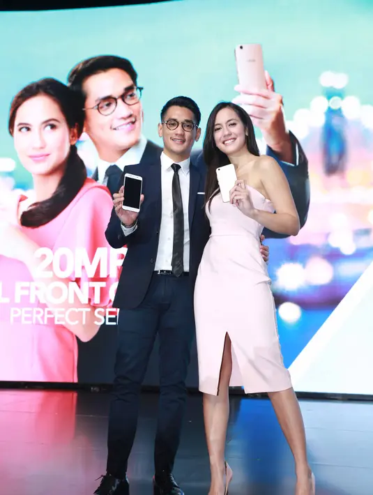 Meski demikian, keduanya mengaku jarang ketemu lantaran kesibukannya masing-masing. Baik Afgan dan Pevita juga saling puji mengenai kepribadiannya. (Nurwahyunan/Bintang.com)