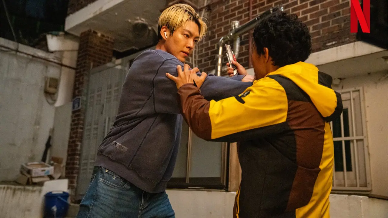 Kim Woo Bin dalam film Korea Officer Black Belt. (Netflix via Soompi)