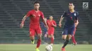 Gelandang Timnas Indonesia, Osvaldo Haay menggiring bola saat melawan Thailand pada laga Piala AFF U-22 2019 di Stadion National Olympic, Phnom Penh, Selasa (26/2). Indonesia menang 2-1 atas Thailand. (Bola.com/Zulfirdaus Harahap)